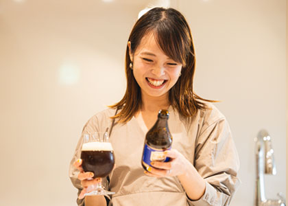 ビールを飲む女性