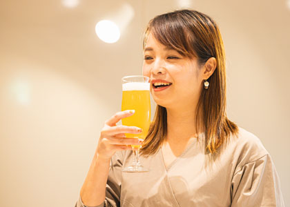 ベルジャンホワイトを飲む女性