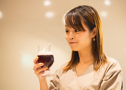 フルーツビールを飲む女性